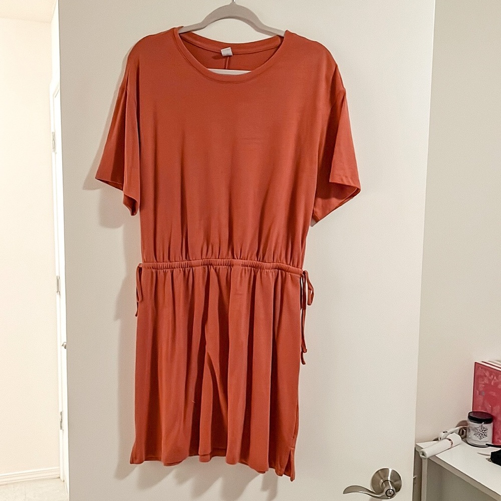 Coral tie waist casual dress. EUC